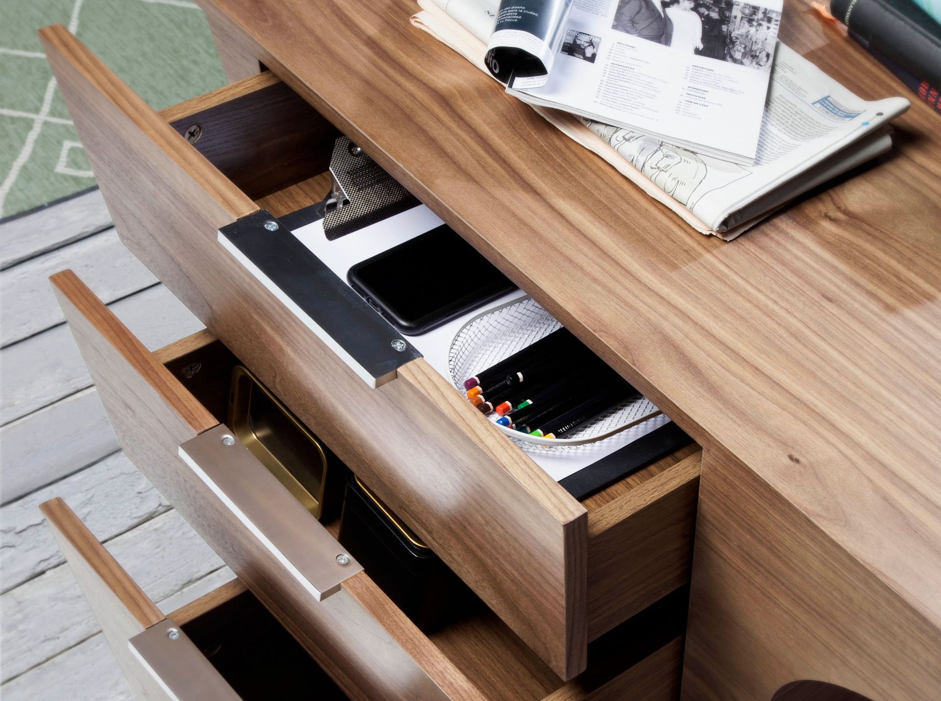 Bureau en noyer avec base en acier chromé - Finitions noyer et acier — détail 6