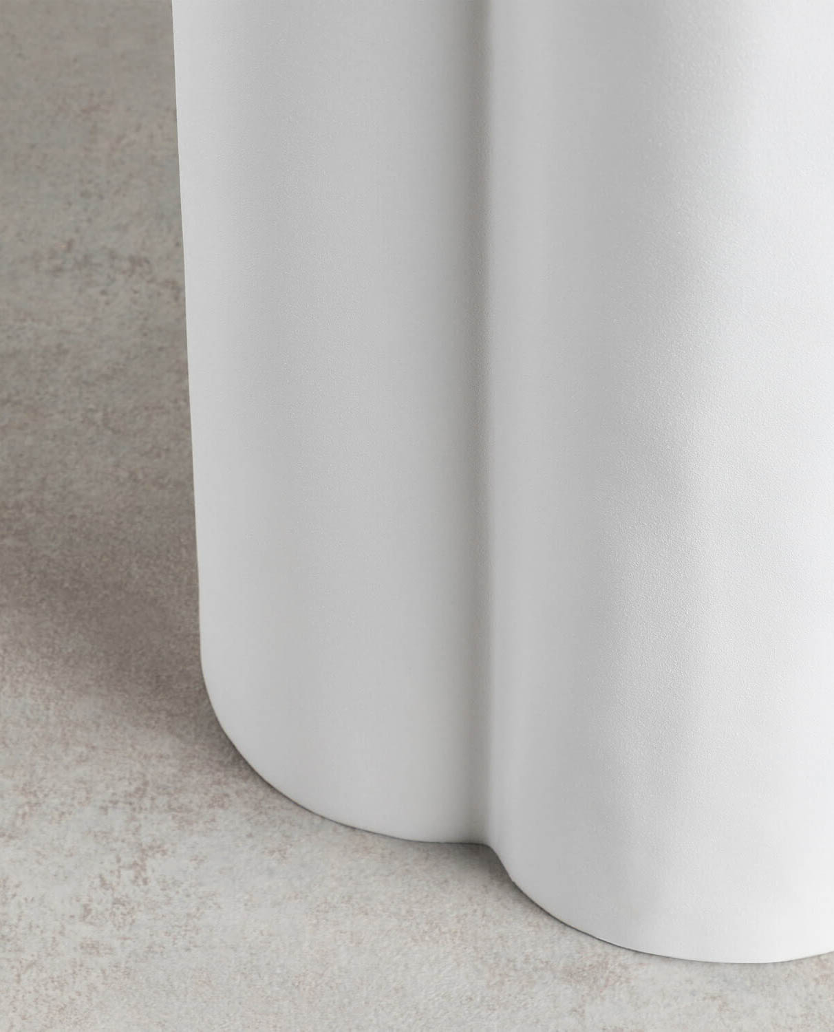 Table d'appoint ronde en métal blanc — détail 5