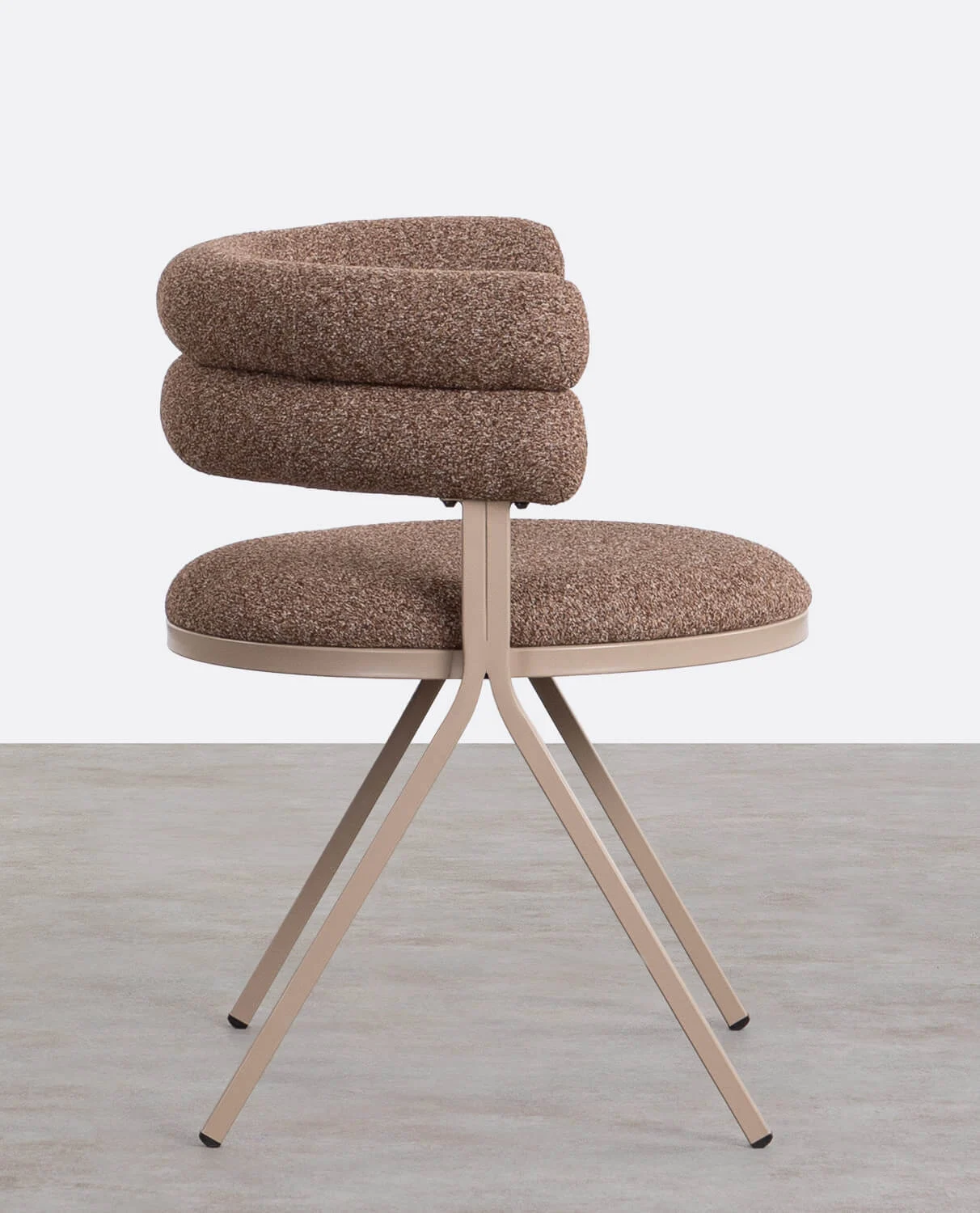 Chaise de salle à manger arrondie en métal et tissu brun foncé — détail 4