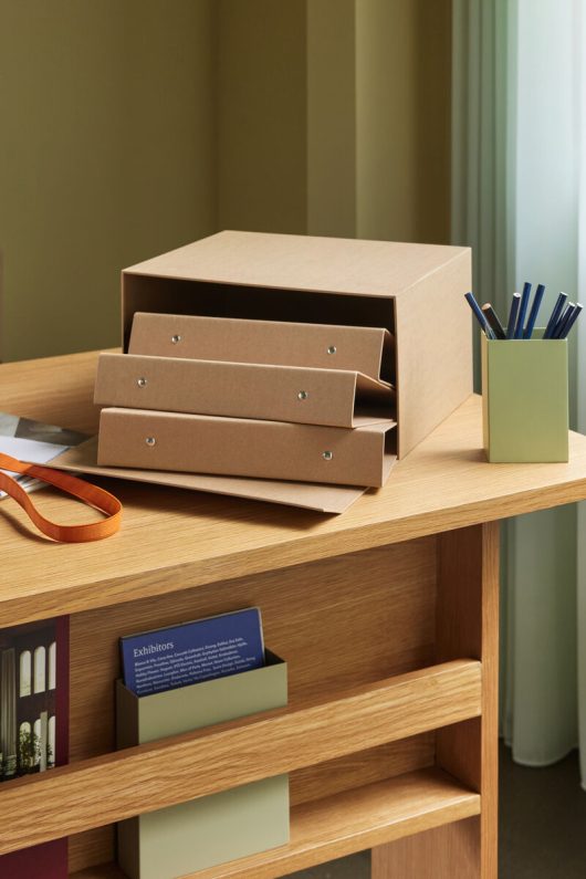 Bureau avec porte-magazines intégré — détail 4