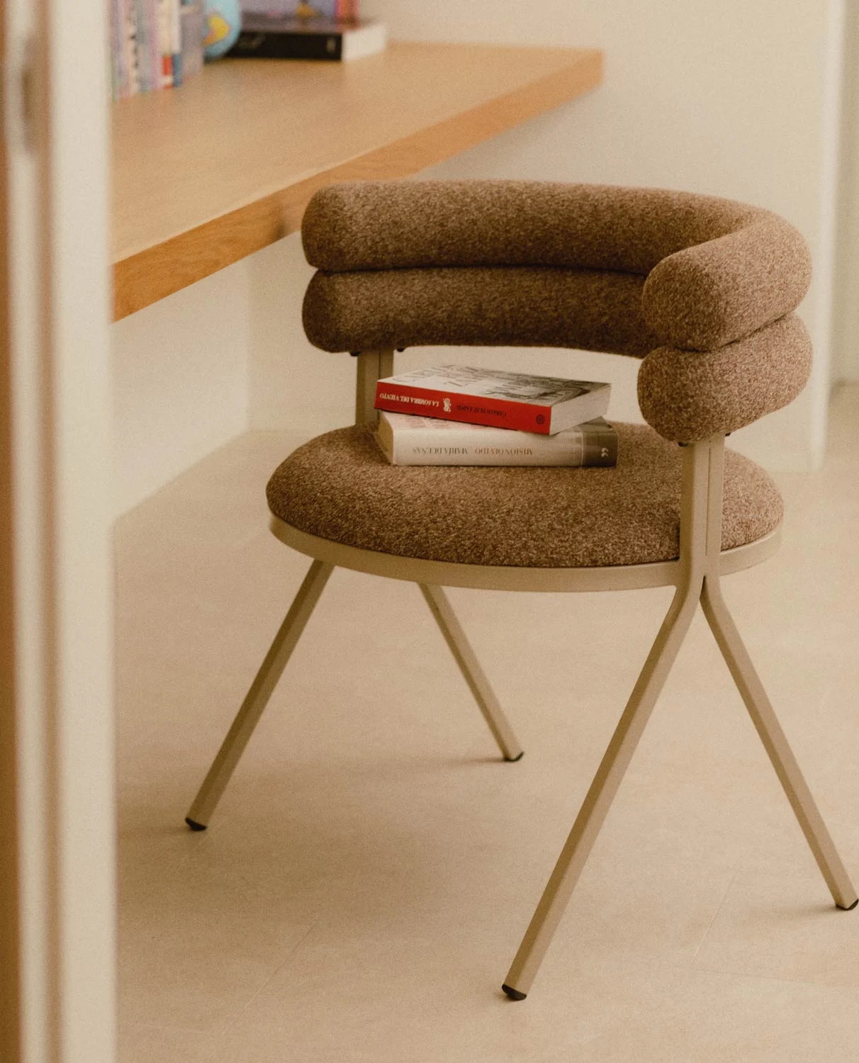 Chaise de salle à manger arrondie en métal et tissu brun foncé