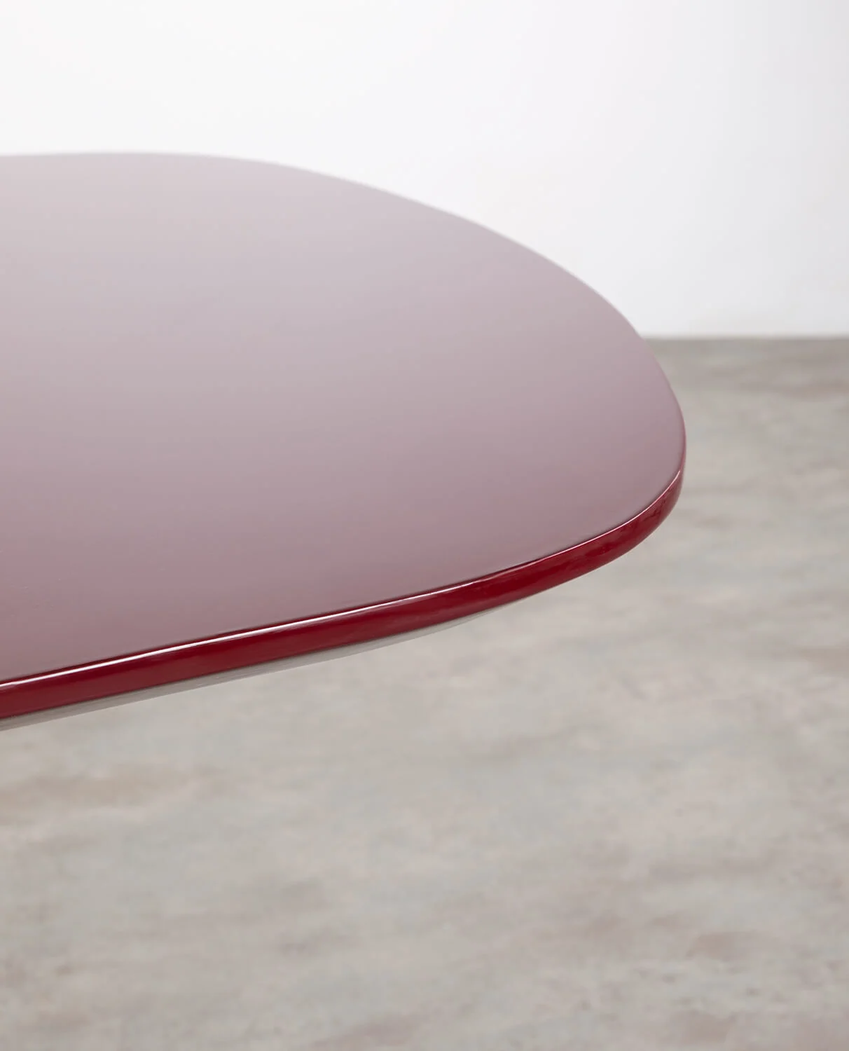 Table de salle à manger en bois et fibre de verre rouge tinto — détail 5