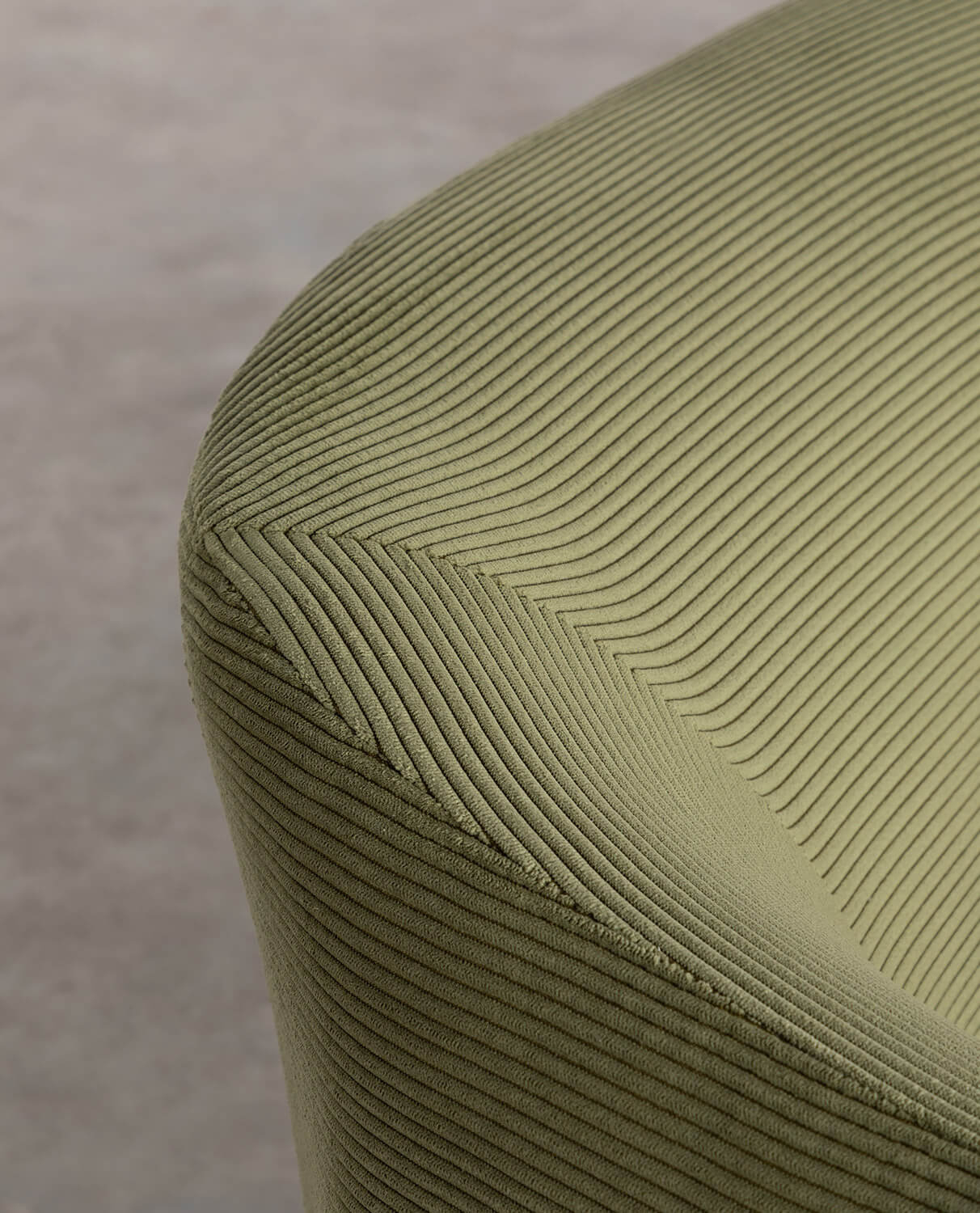 Fauteuil en velour côtelé et bois — détail 6