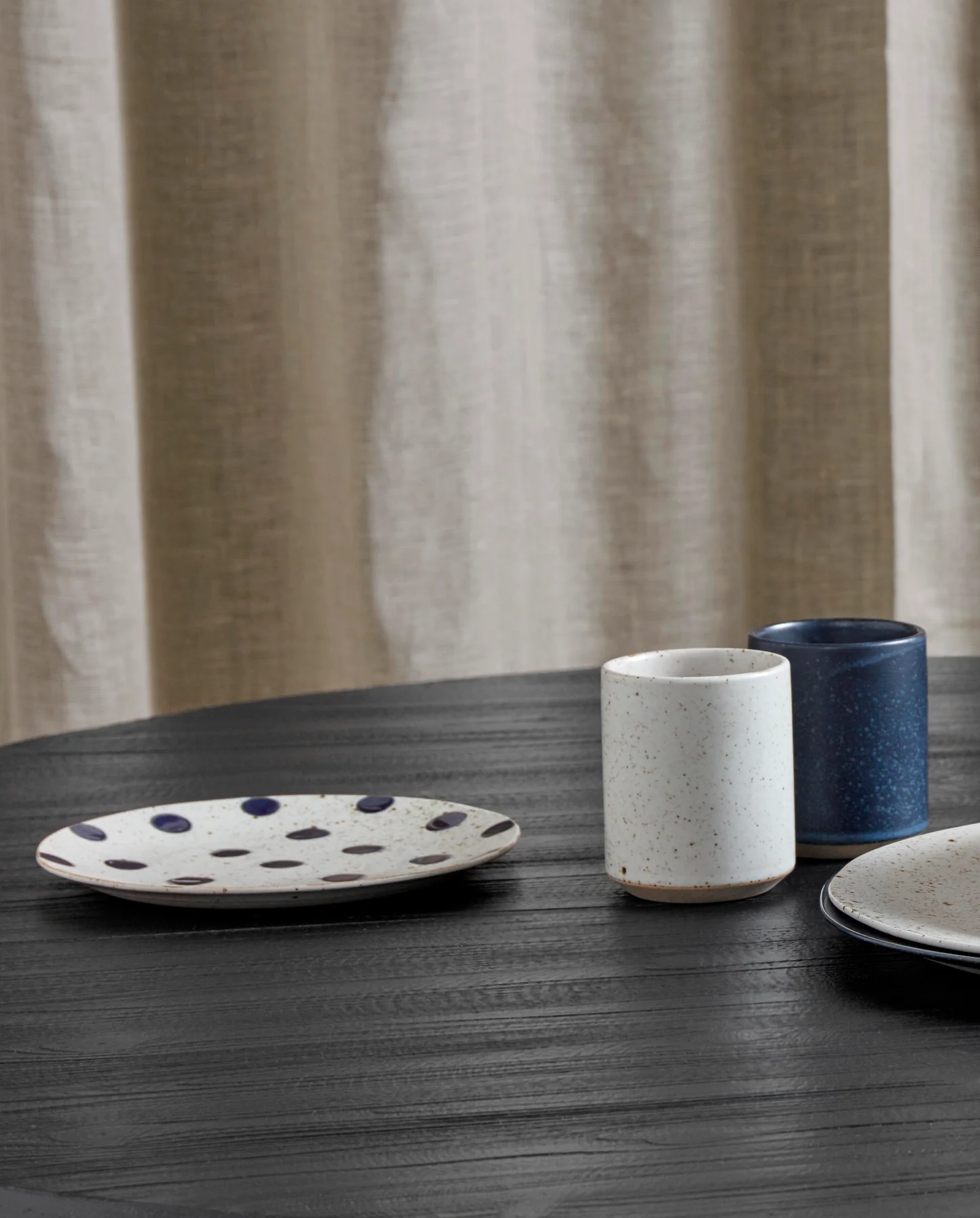 Lot de 4 assiettes en céramique crème à point noir — détail 3