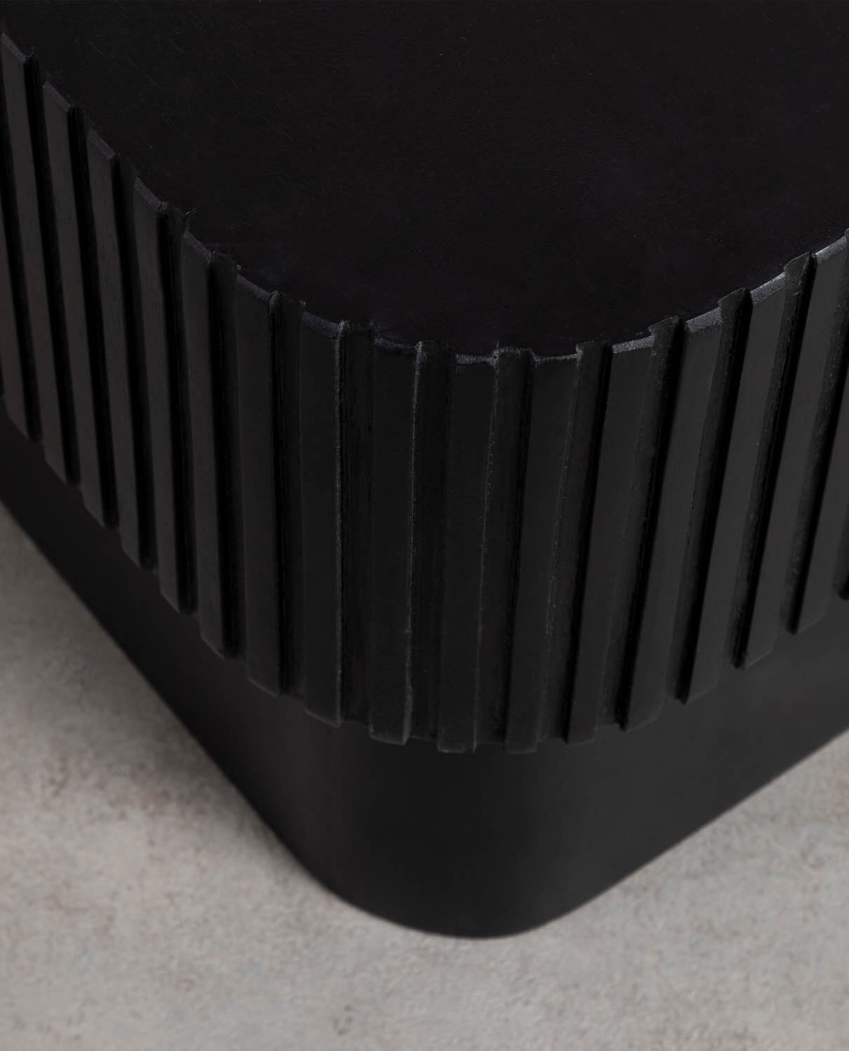 Table d'appoint carré en bois de manguier — détail 4