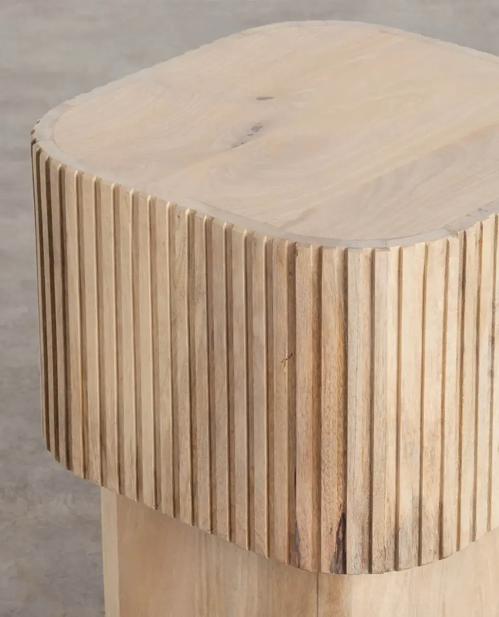 Thumbnail: Table d'appoint carré en bois de manguier
