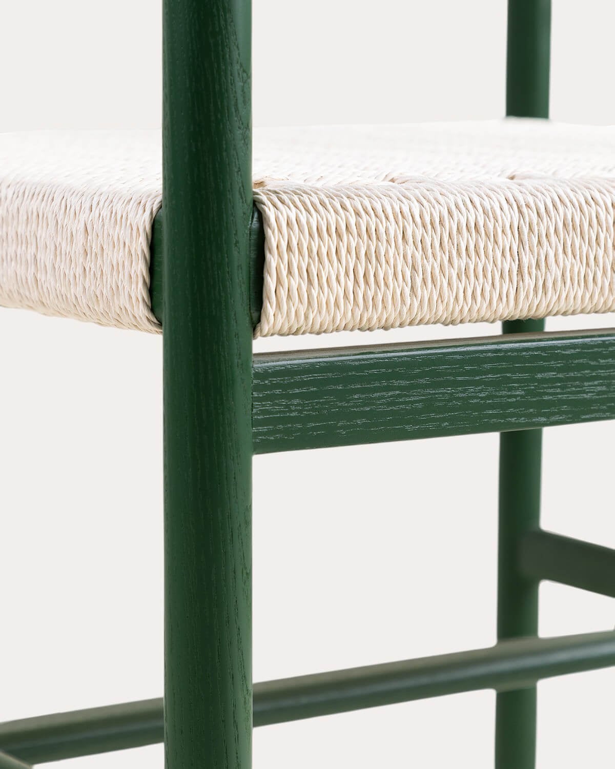 Chaise avec accoudoirs en bois et rotin Paula — Vert Flora — détail 3