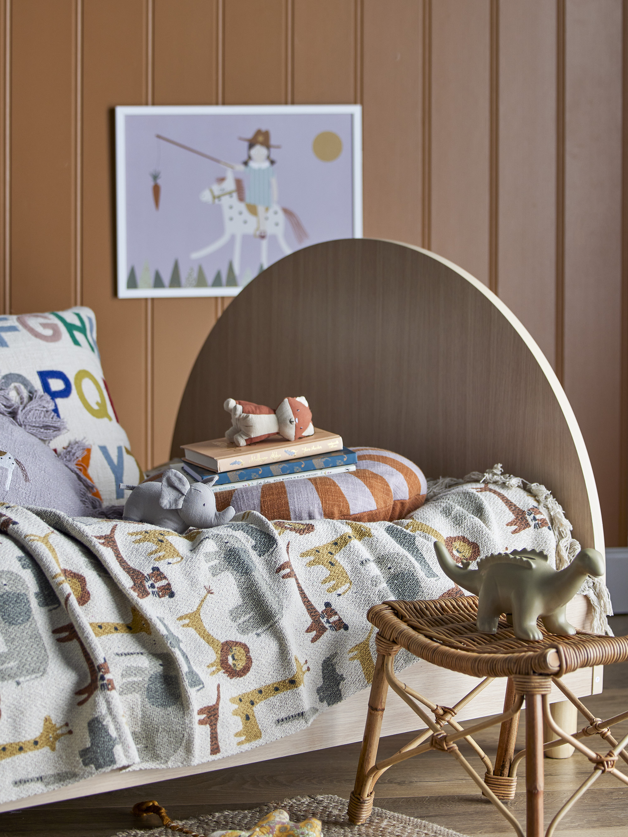 Lit enfant en MDF pied arc en ciel avec barrière — détail 4