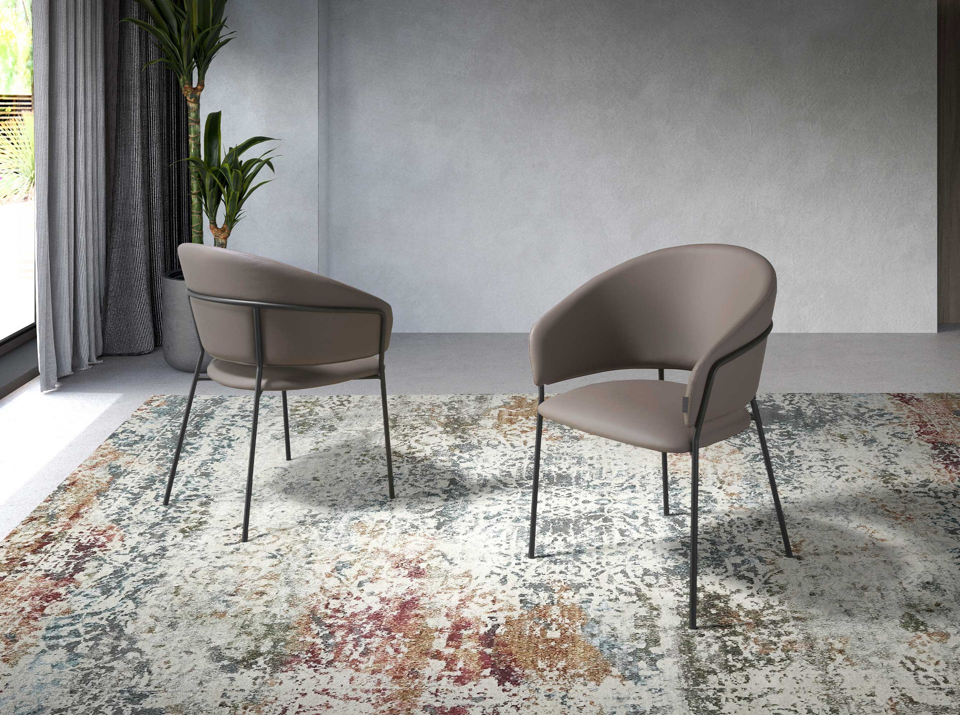 Chaise en similicuir vison foncé - Finitions noyer et taupe — détail 3
