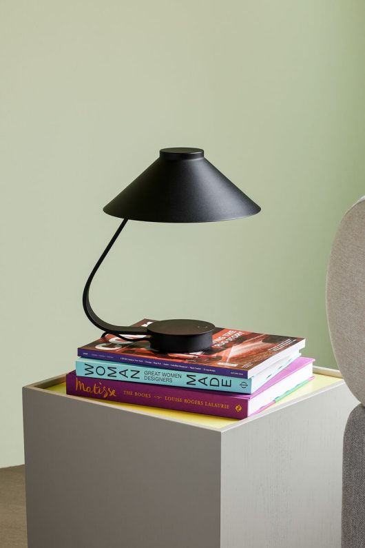 Lampe de table en fer noir avec fonction dimmable