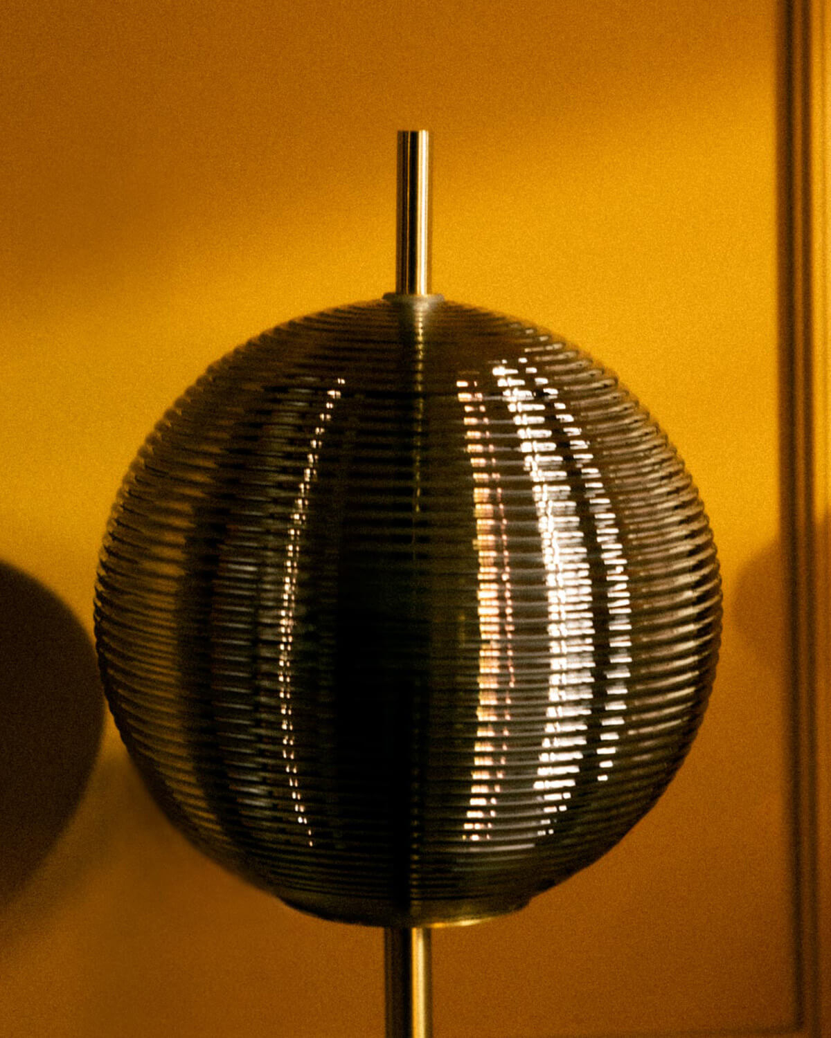 Lampe de table LED dimmable sphérique Ø20 cm en métal Samil — détail 3