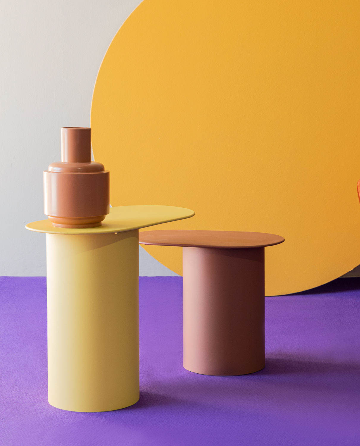 Table d'appoint ovale en métal jaune