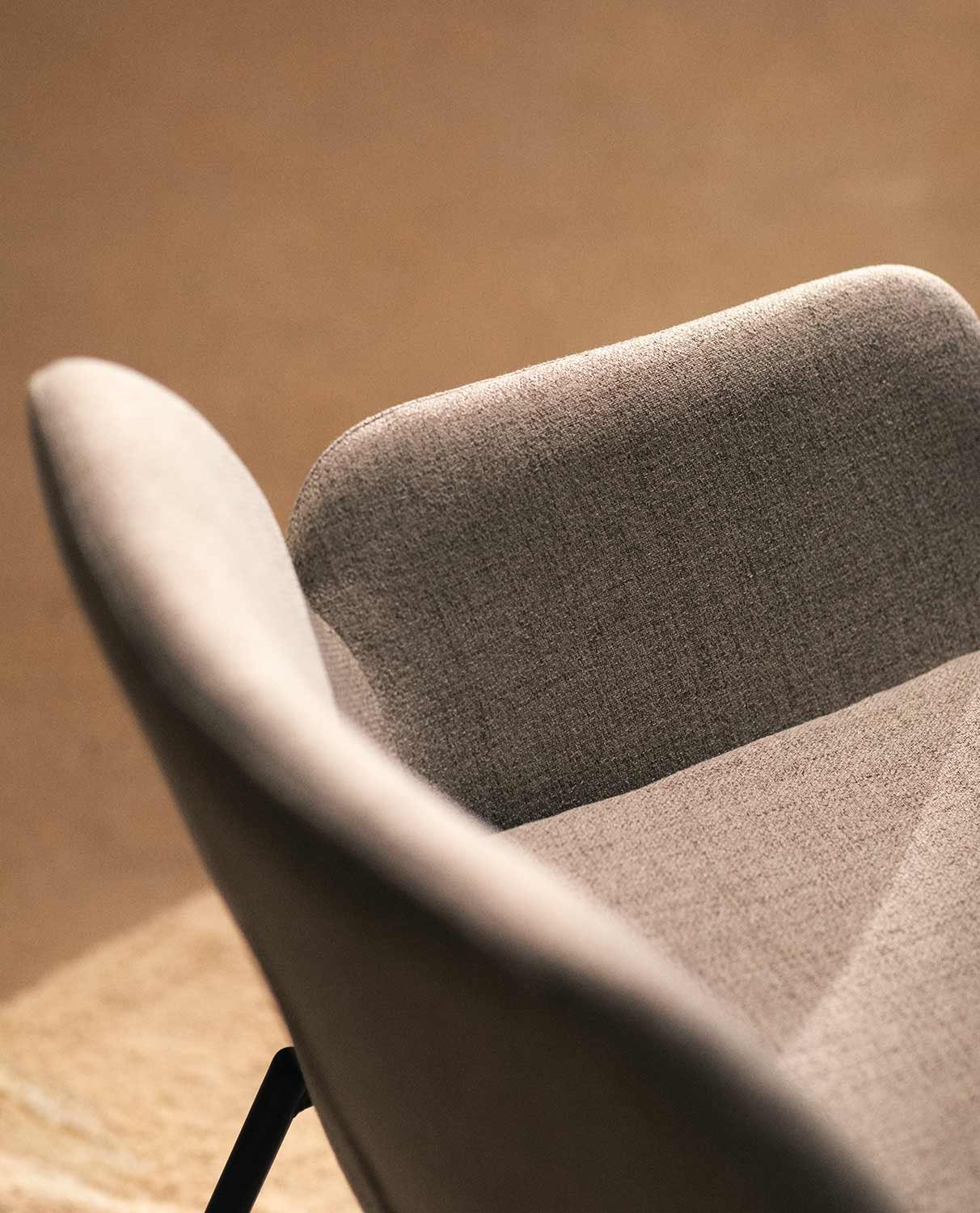 Chaise de salle à manger en métal avec accoudoir et tissu gris — détail 3