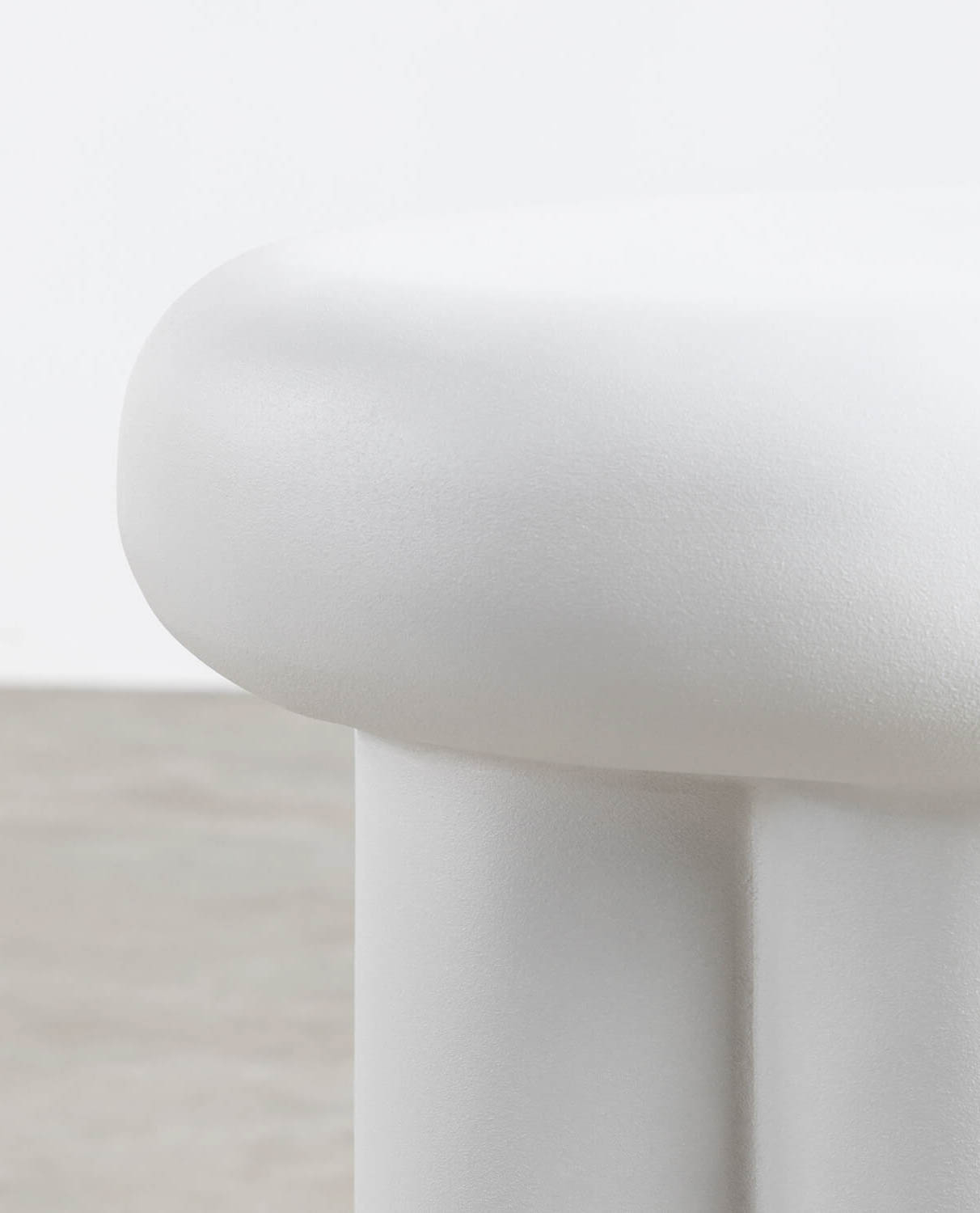 Table d'appoint ronde en métal blanc — détail 3