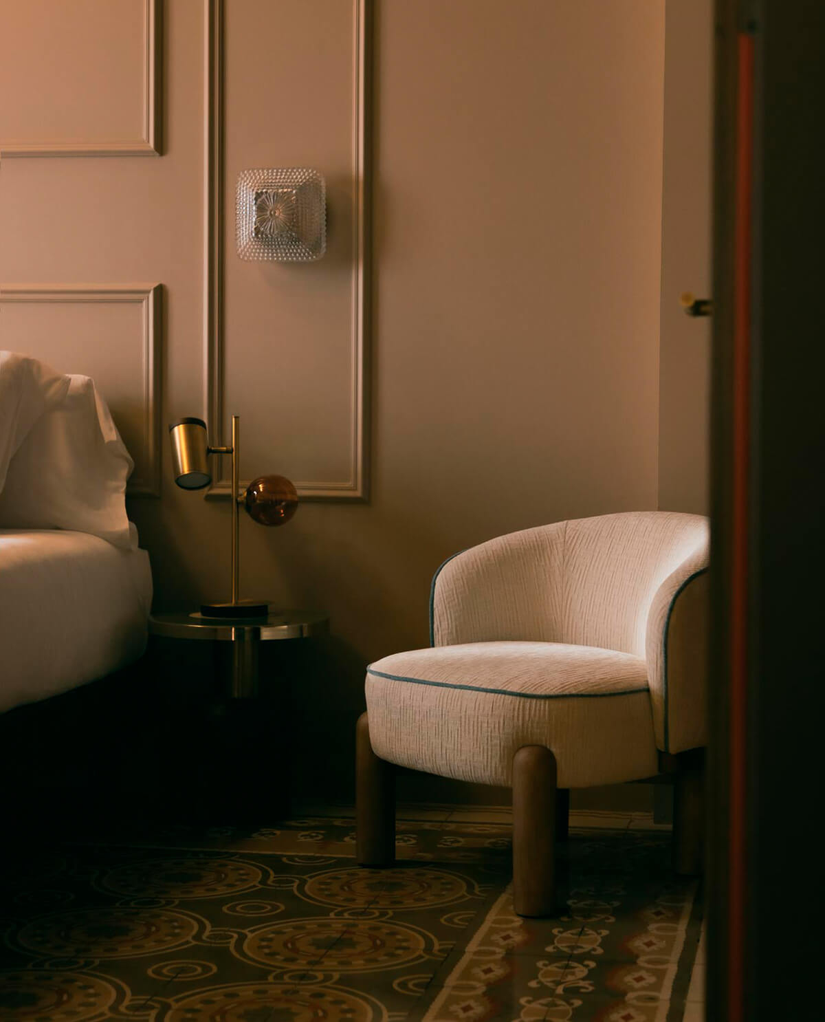 Fauteuil en tissu et bois Louis — Coloris au choix