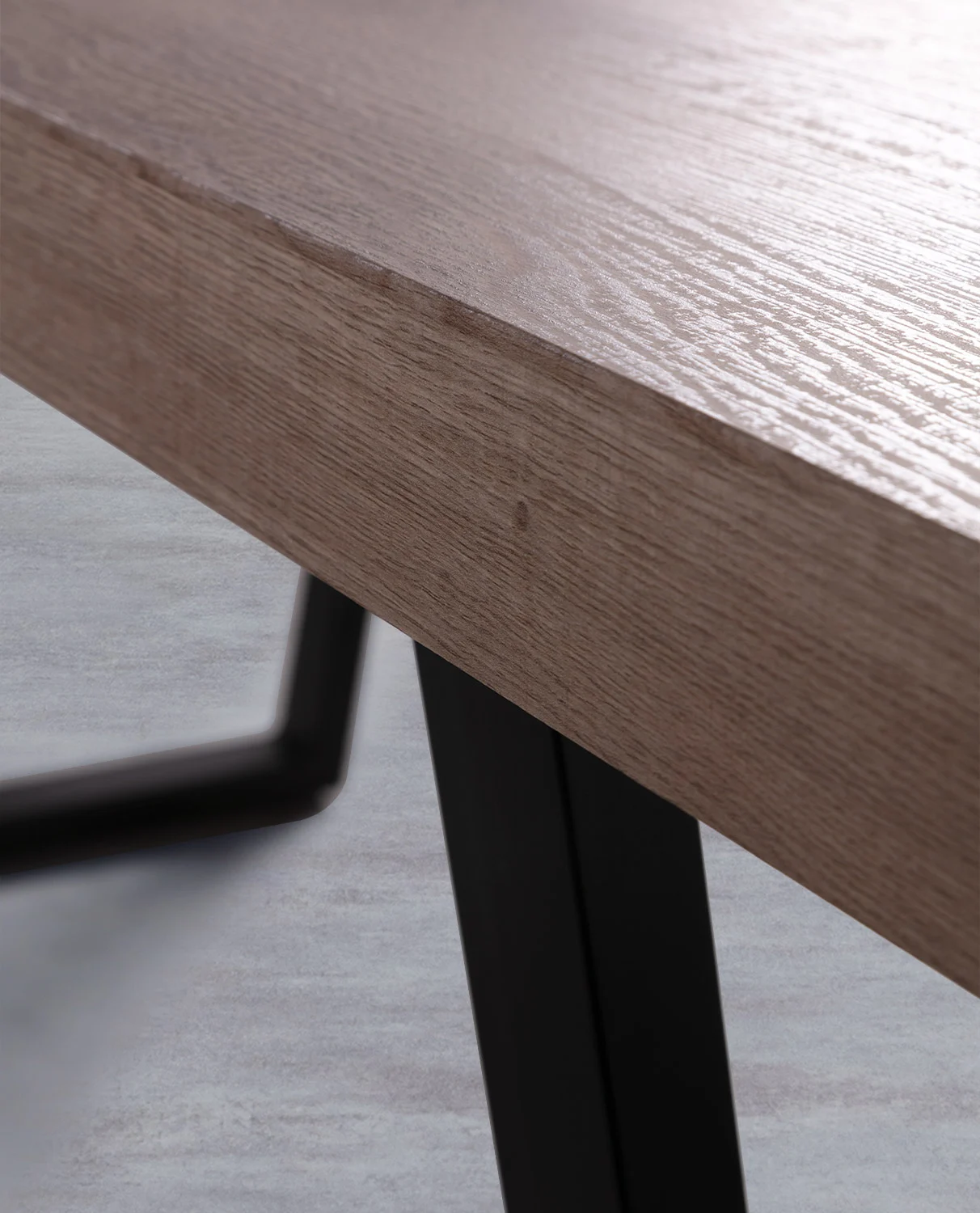 Table de salle à manger en bois et acier noir — détail 6