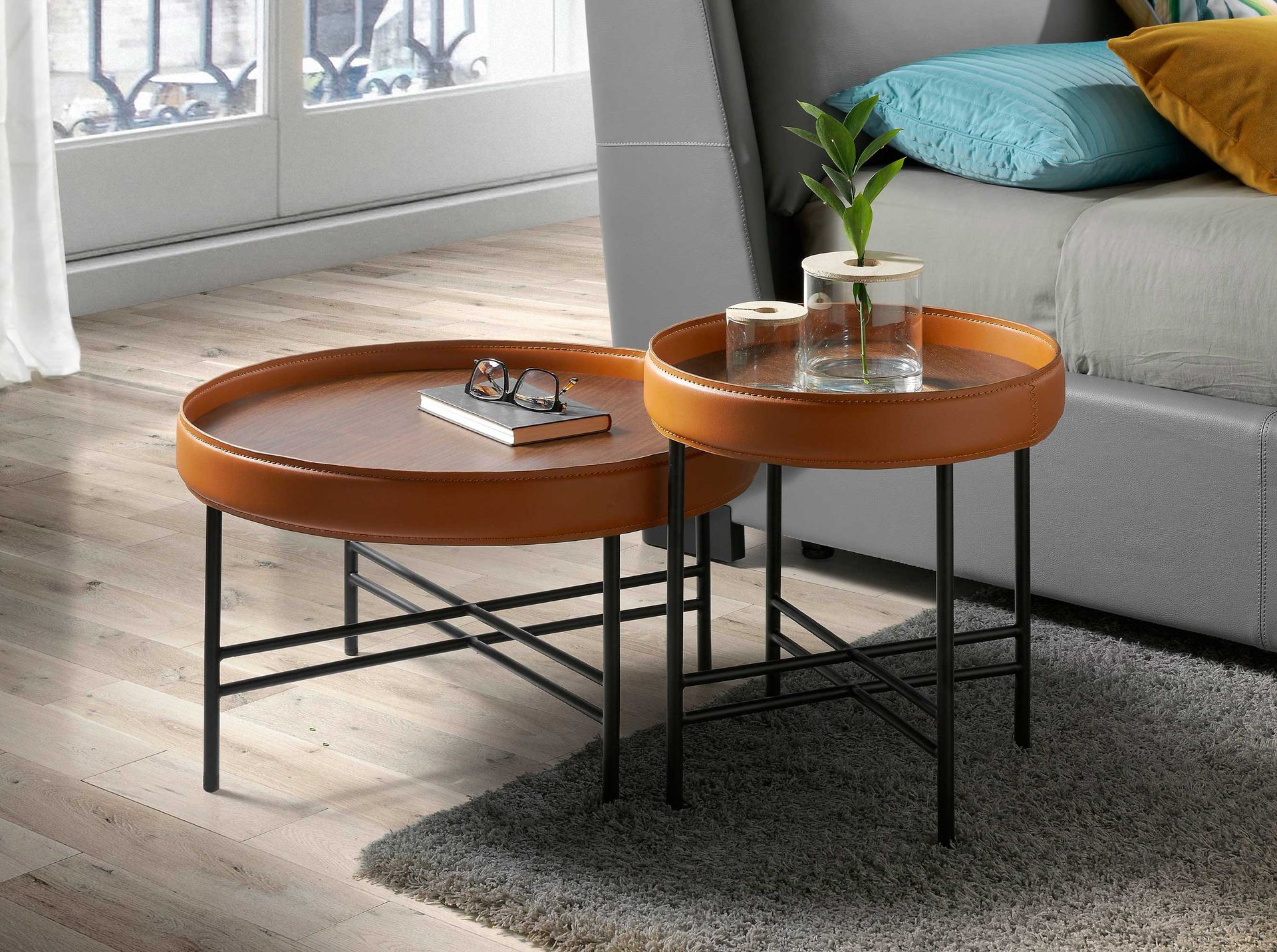 Table basse ronde en similicuir, noyer et acier noir — détail 6