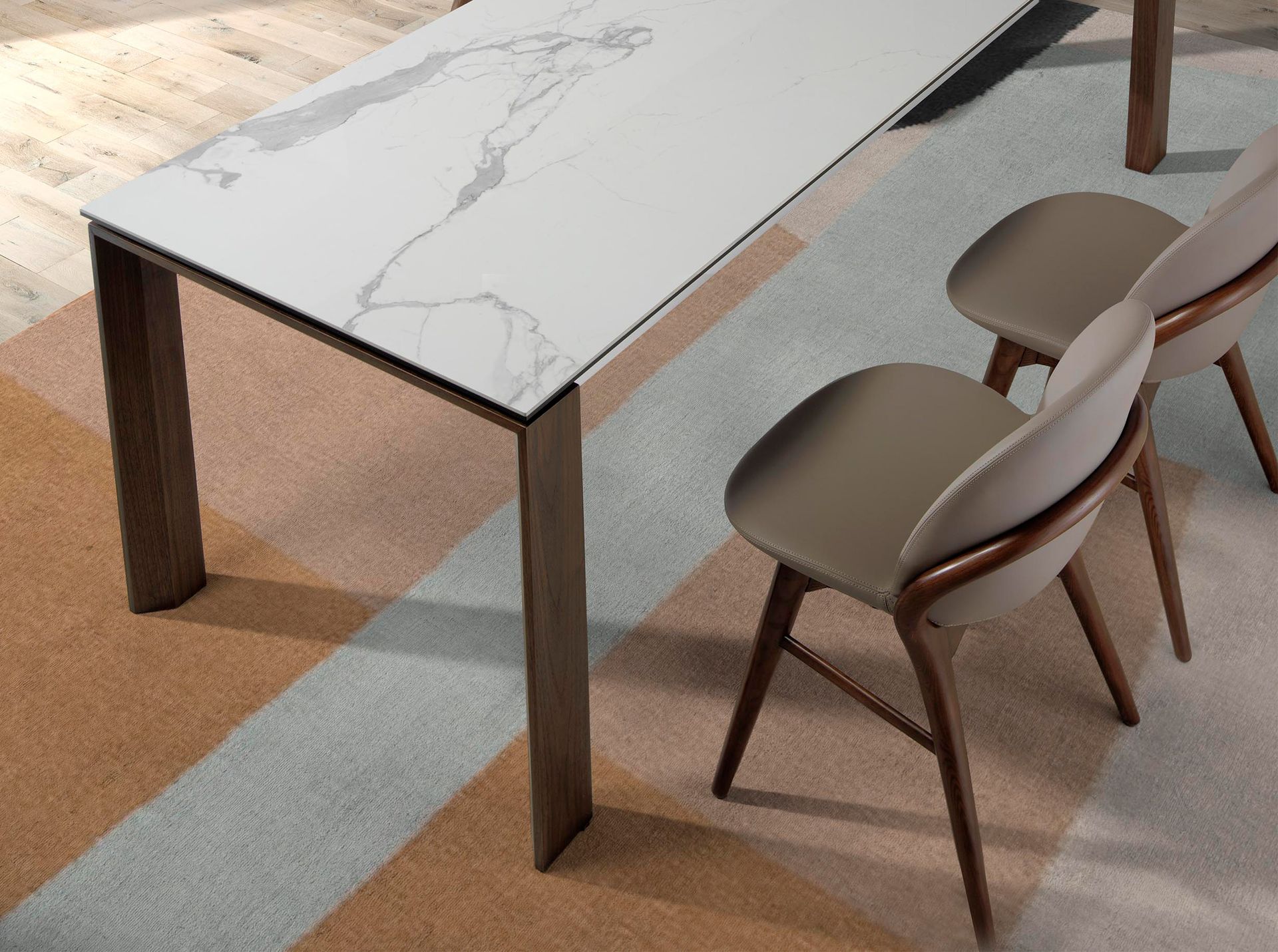 Chaise en similicuir vison foncé — détail 5
