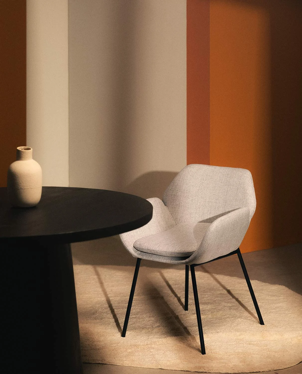 Chaise de salle à manger en métal avec accoudoir et tissu gris