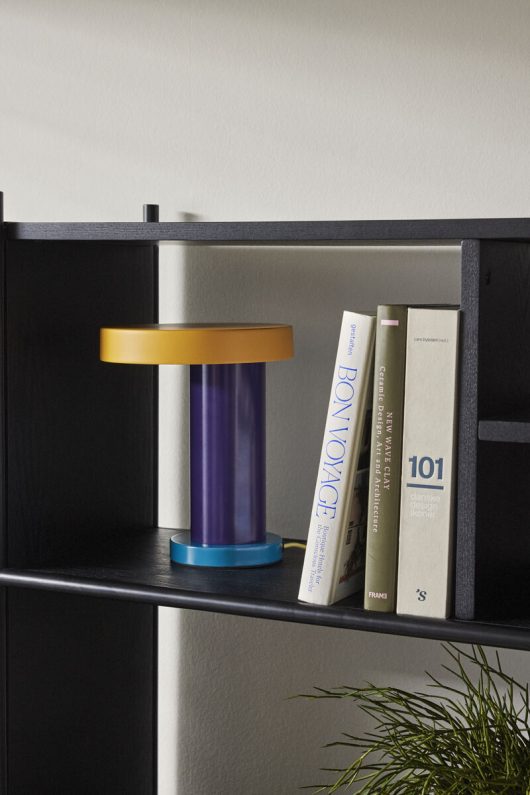 Lampe à poser jaune violet