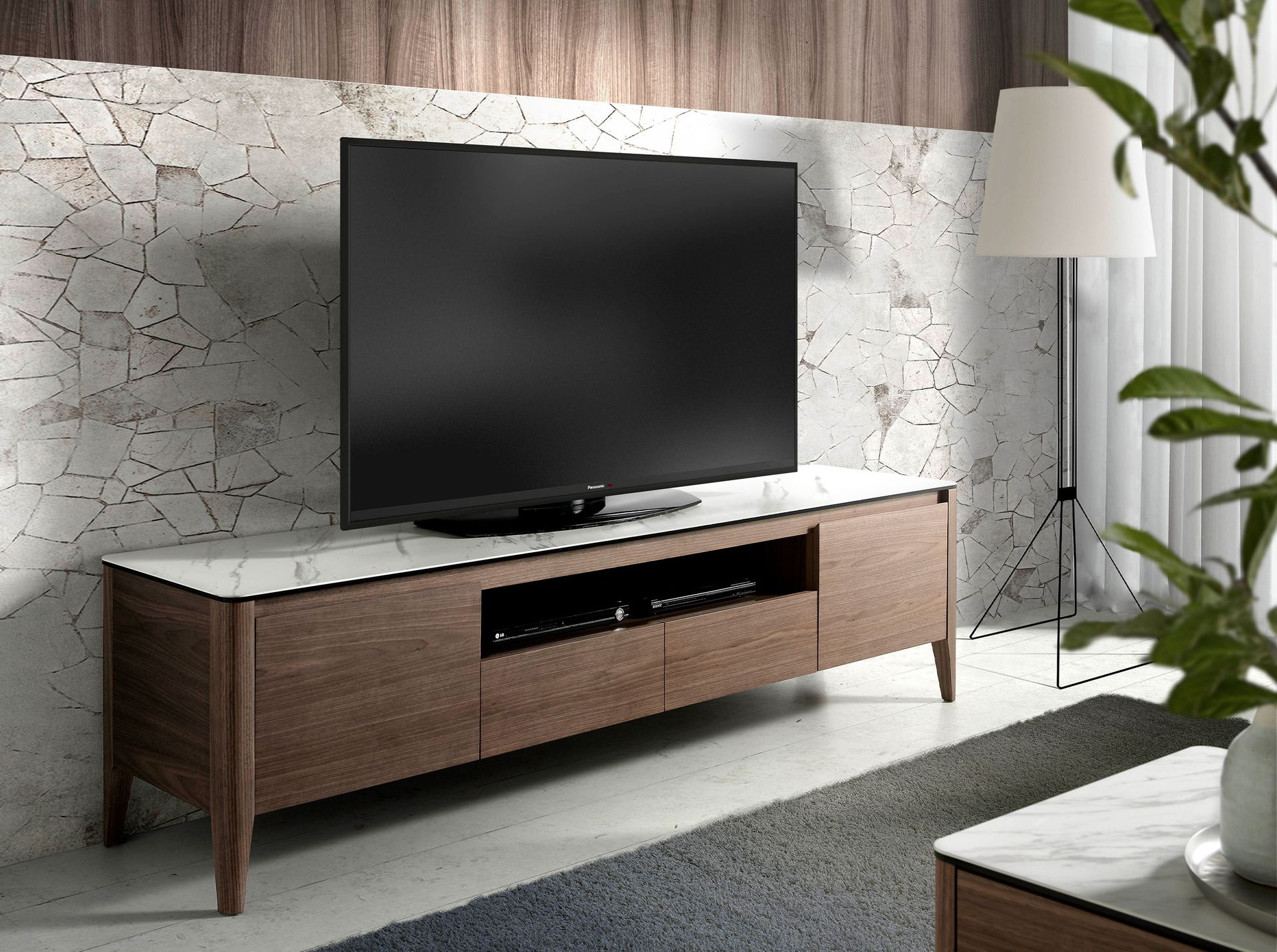 Meuble TV en noyer avec plateau en verre imitation marbre — détail 3