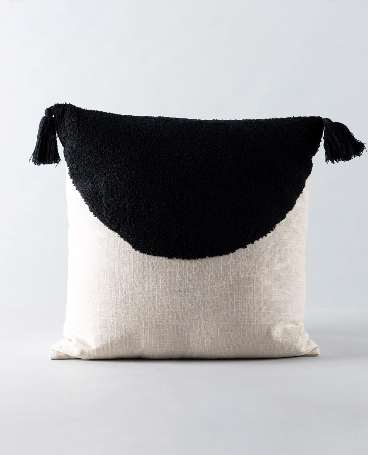 Coussin carré en coton et polyester à franges — détail 3