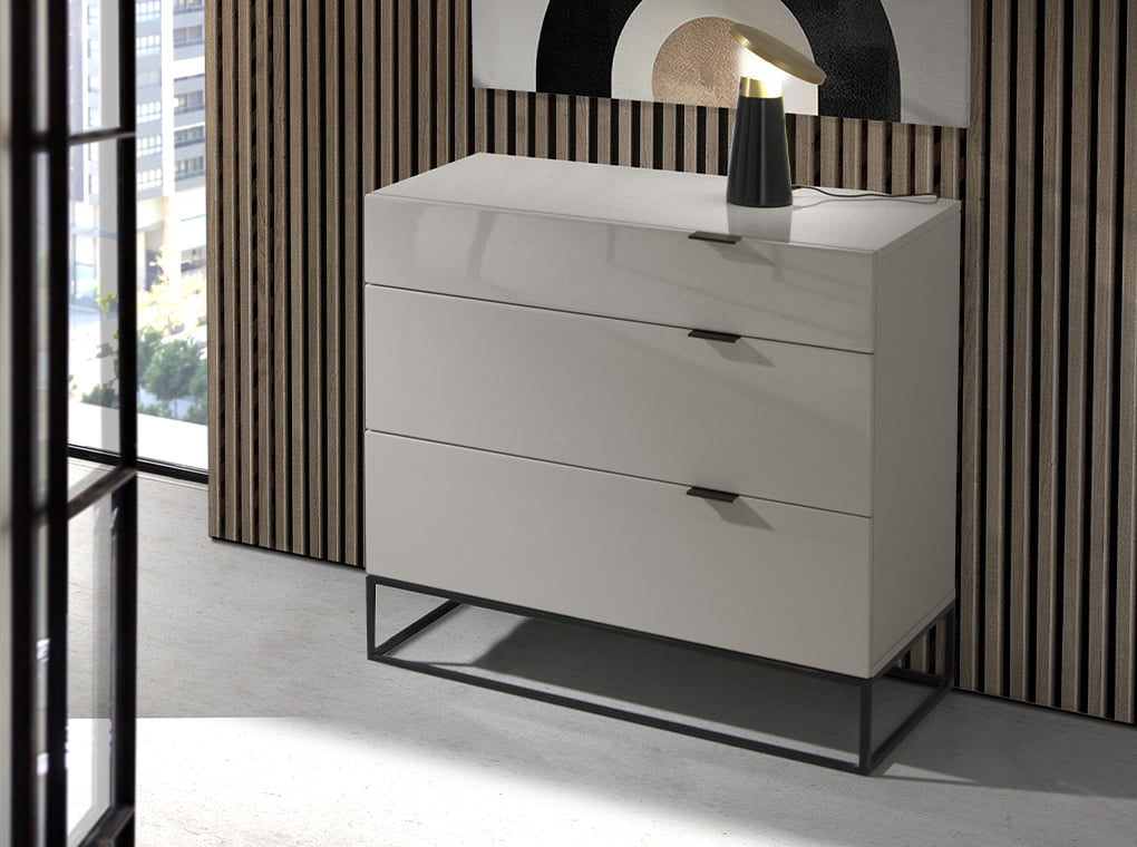 Commode en bois gris perle et acier noir