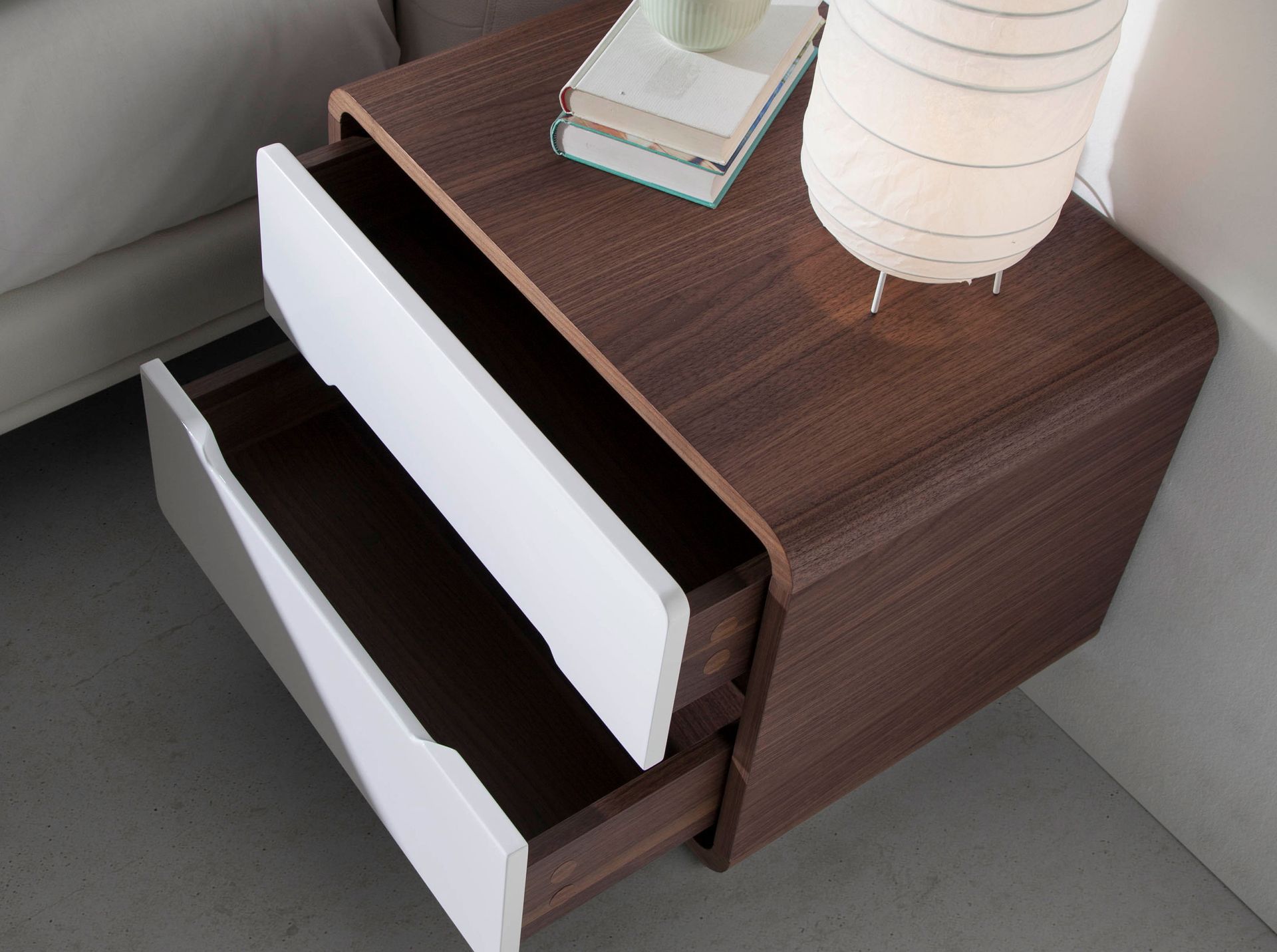 Table de chevet noyer et acier chromé - Finitions noyer, blanc et acier — détail 6