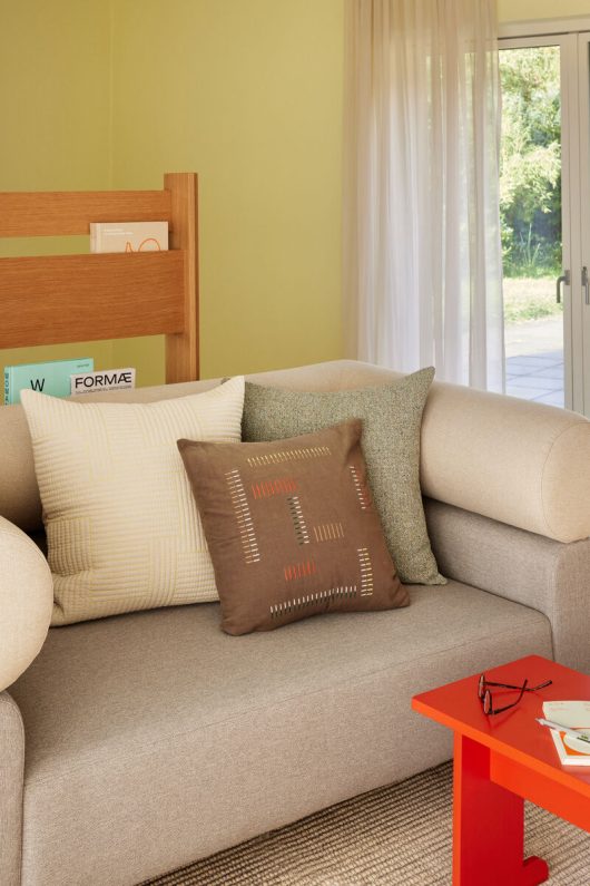 Coussin Sable/Jaune avec détails matelassés