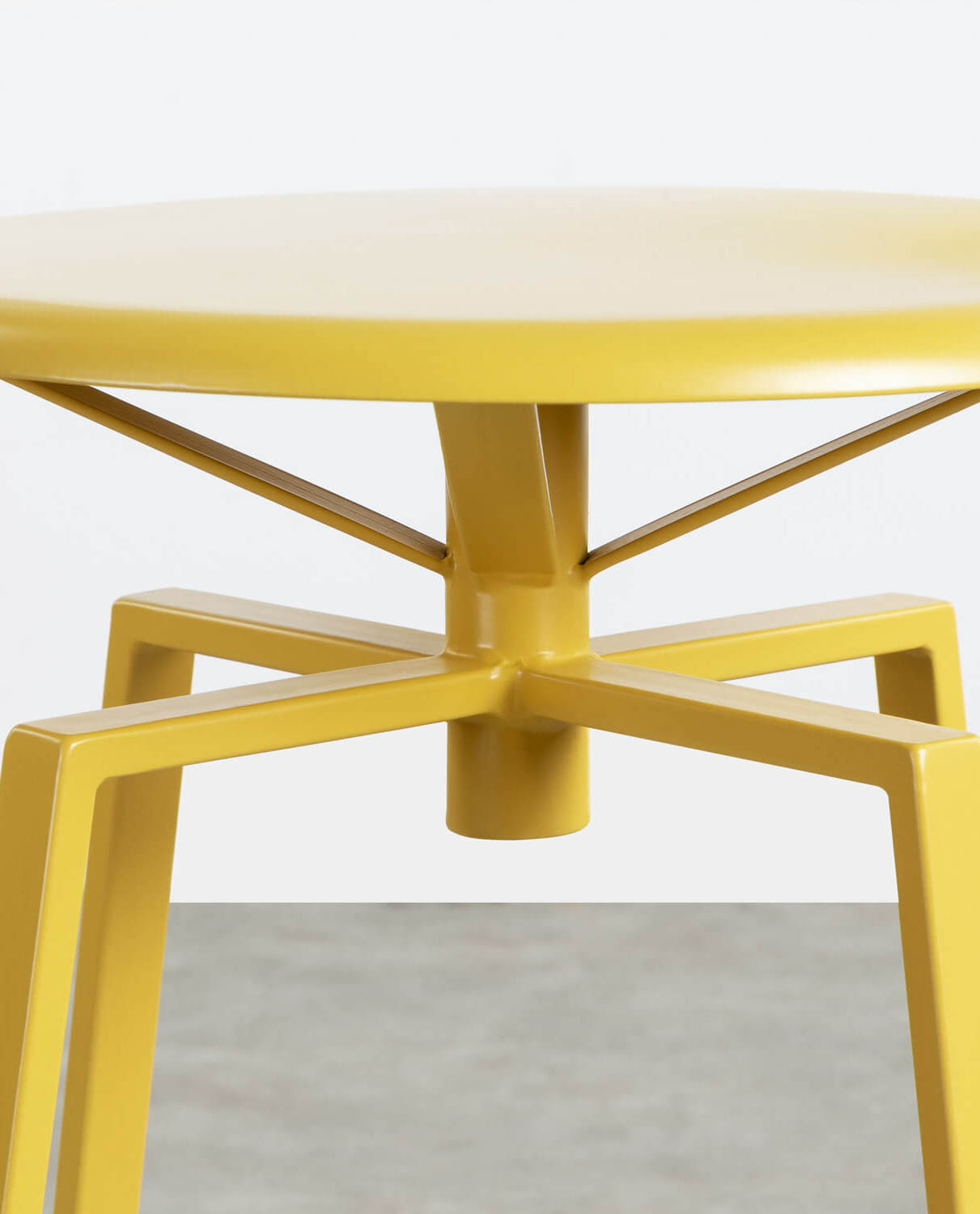 Tabouret haut en métal jaune — détail 3