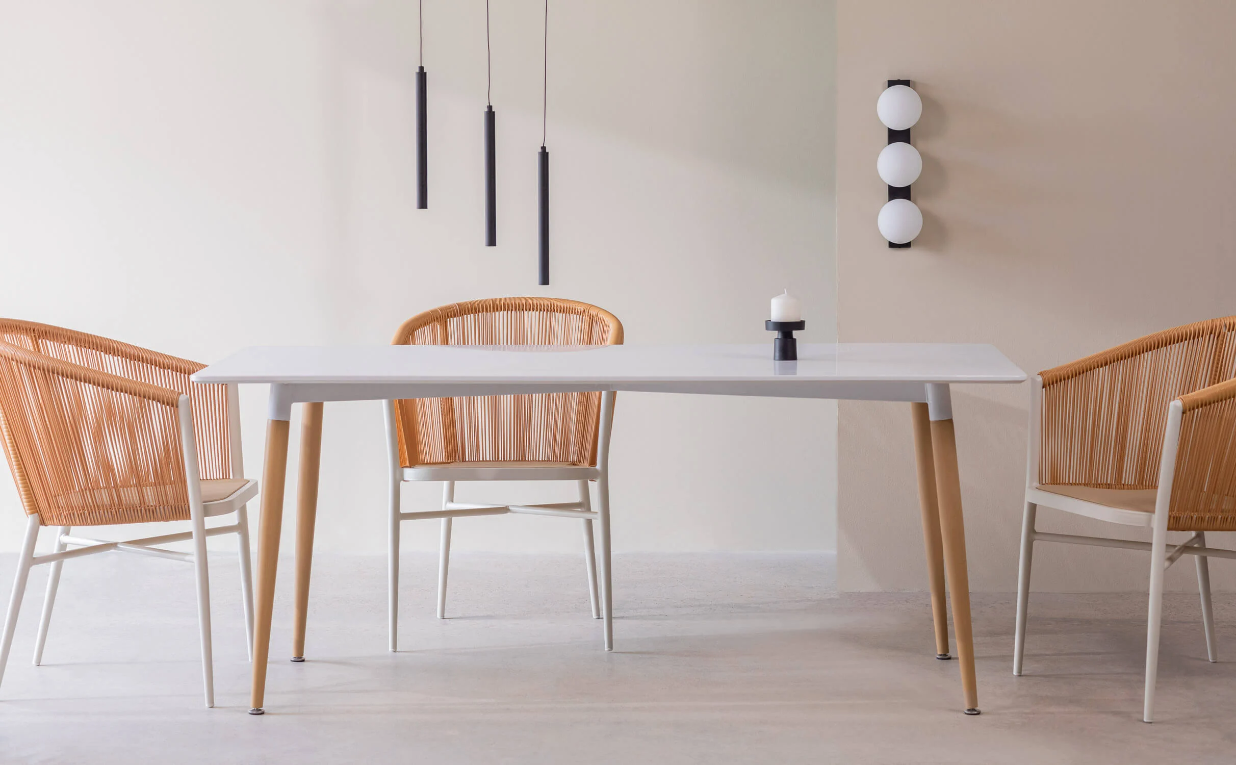 Table de salle à manger rectangulaire en métal et bois