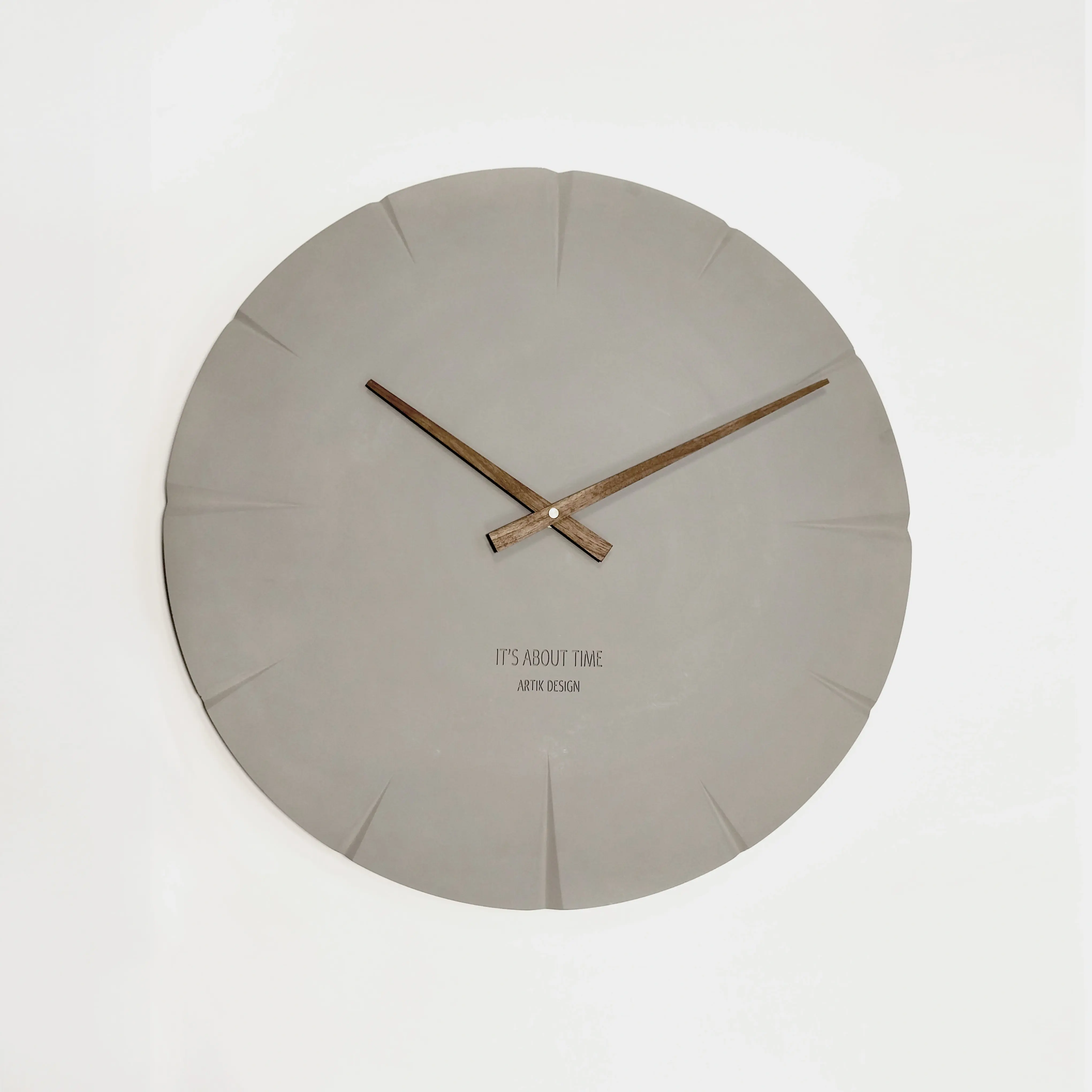 שעון קיר חריצים