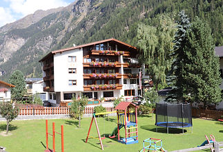 Haus mit Spielplatz.jpg