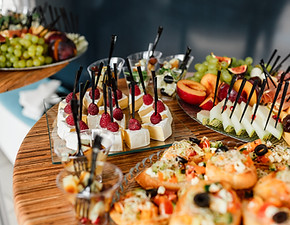 vecteezy_catering-food-for-parties-corporate-parties-conferences_2254765 - Kopie.jpg