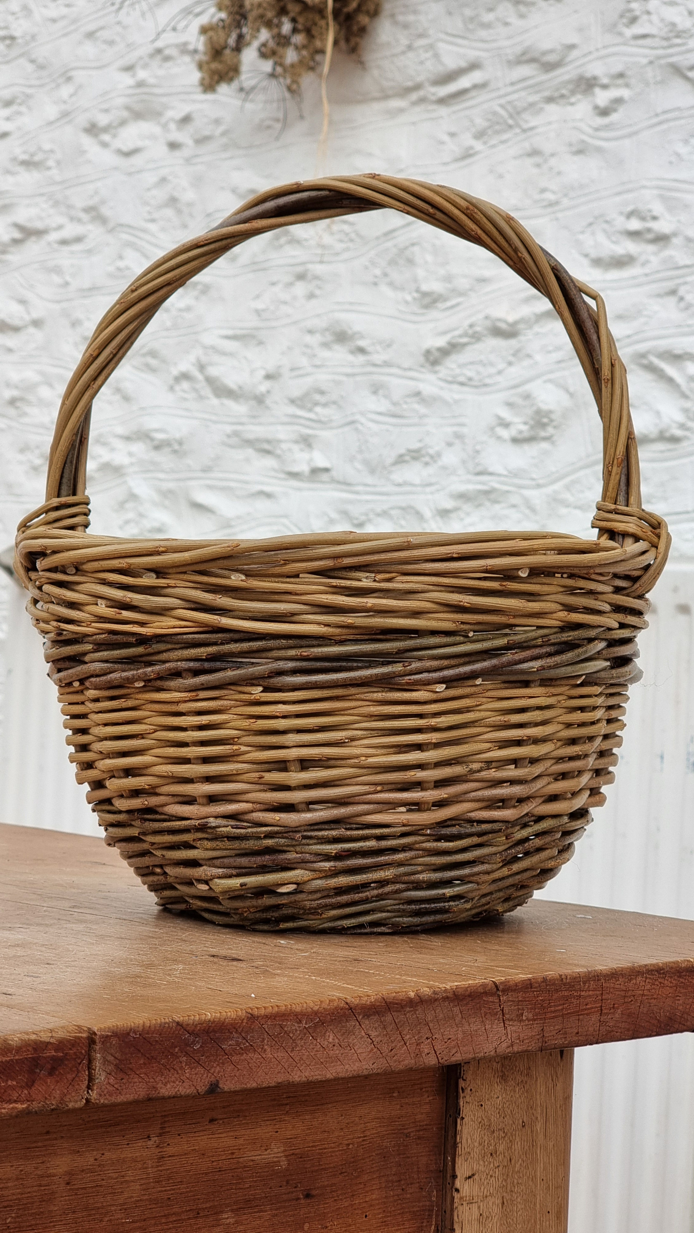 Round willow basket 