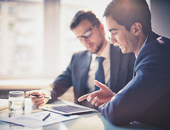 Busnss defenece team lawyer meeting with corporate business client to discuss investigation.