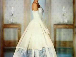 HELEN WILLIAMS WAS THE FIRST female African American fashion model to break into the mainstream.
Bu