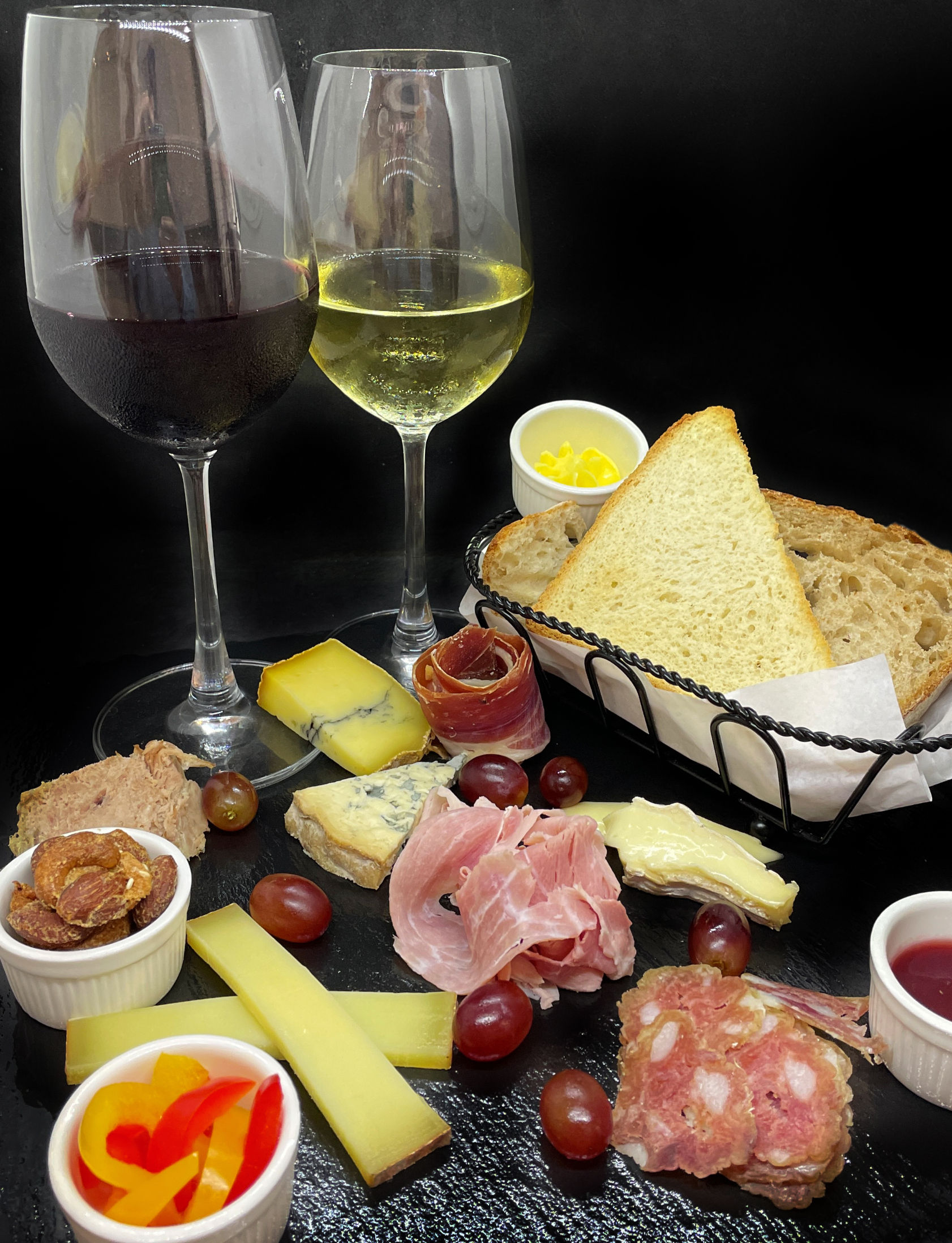 Cheese & cold cut platter +2 glasses of wine (red / white)