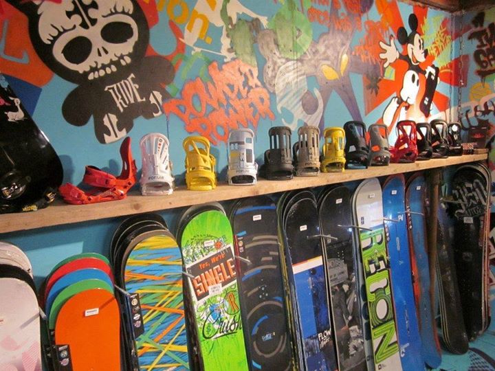 Graffiti op muren winkel Bosthon Sport