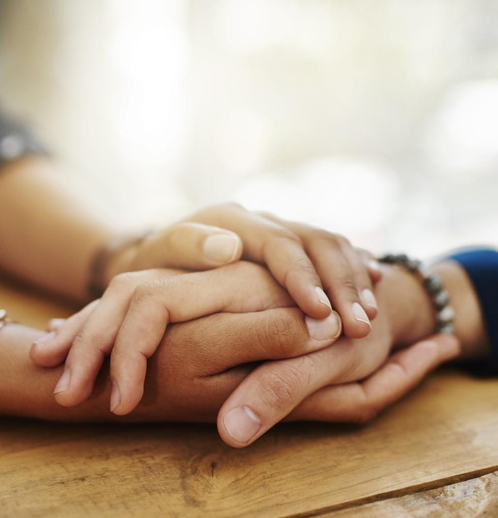 mãos juntas de compromisso de ação