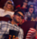 jovens assistindo filme no cinema em 3d