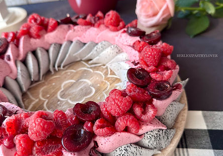 Pavlova Dark Berries Rhapsody