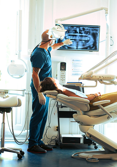 Découvrez le cabinet dentaire du Dr Artem Rosovetskyy à Marseille Centre ( Quartier des réformés), spécialiste en soins dentaires, prothèses, implants et traitement des maladies parodontales