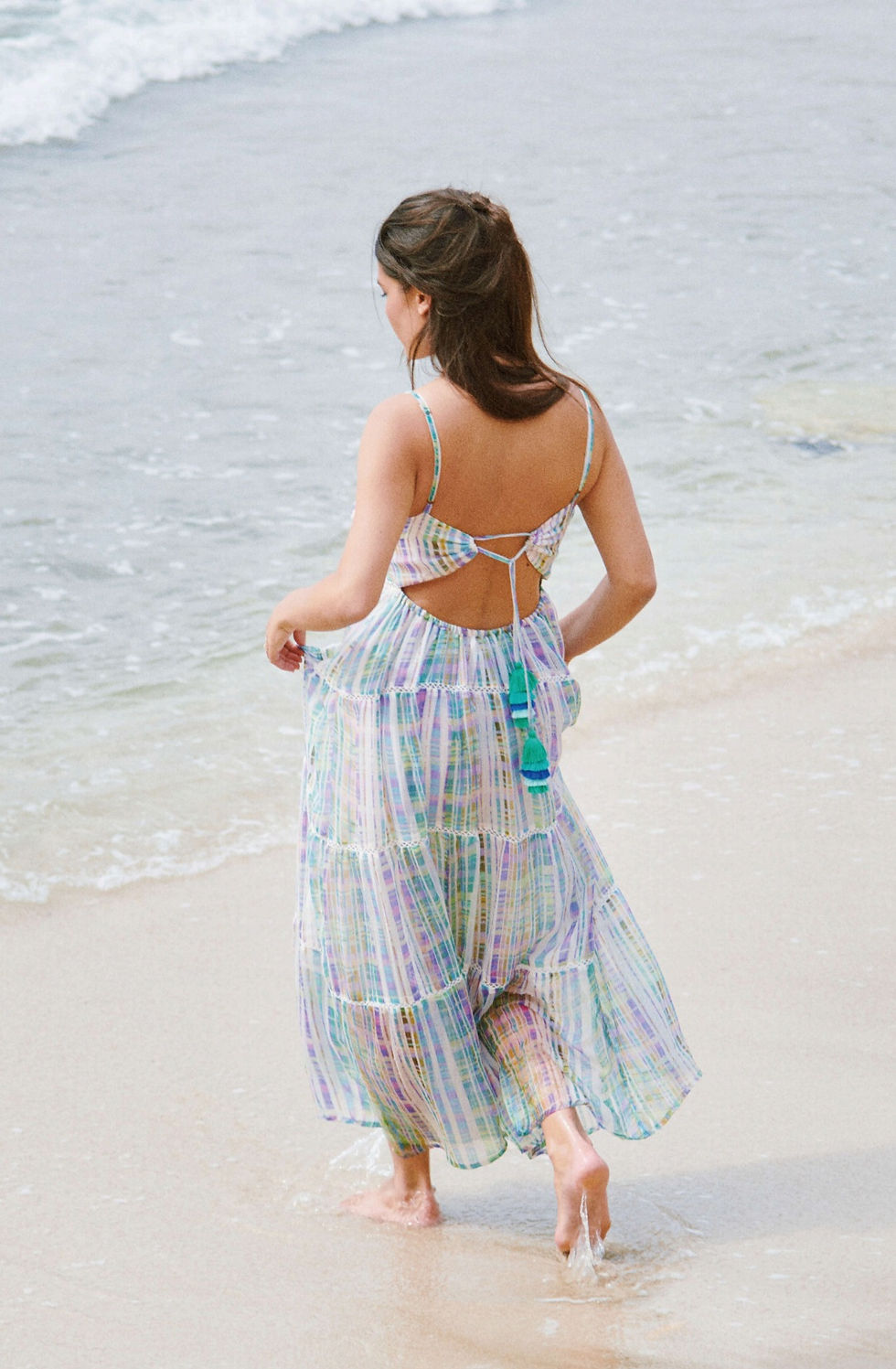Une robe longue à bretelles, motif tie-dye style bohème