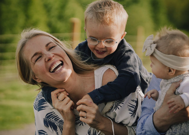 Autentiske familiebilder i Oslo – latter og kjærlighet