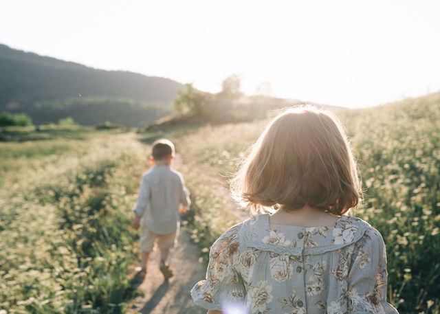 Life style foto av barn som går på veien i vakker natur