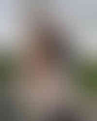 Familiefotografering. Mor som holder sine tre barn. De ler og har det gøy.