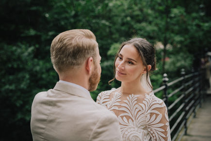 Bruden ser kjærlig på brudgommen.