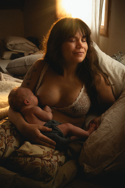 Nyfødt- og gravidfotografering i naturlig lys med varm, tidløs stil fra Lysglimtfoto