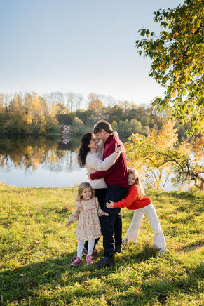 Life style foto av familie som koser seg i parken
